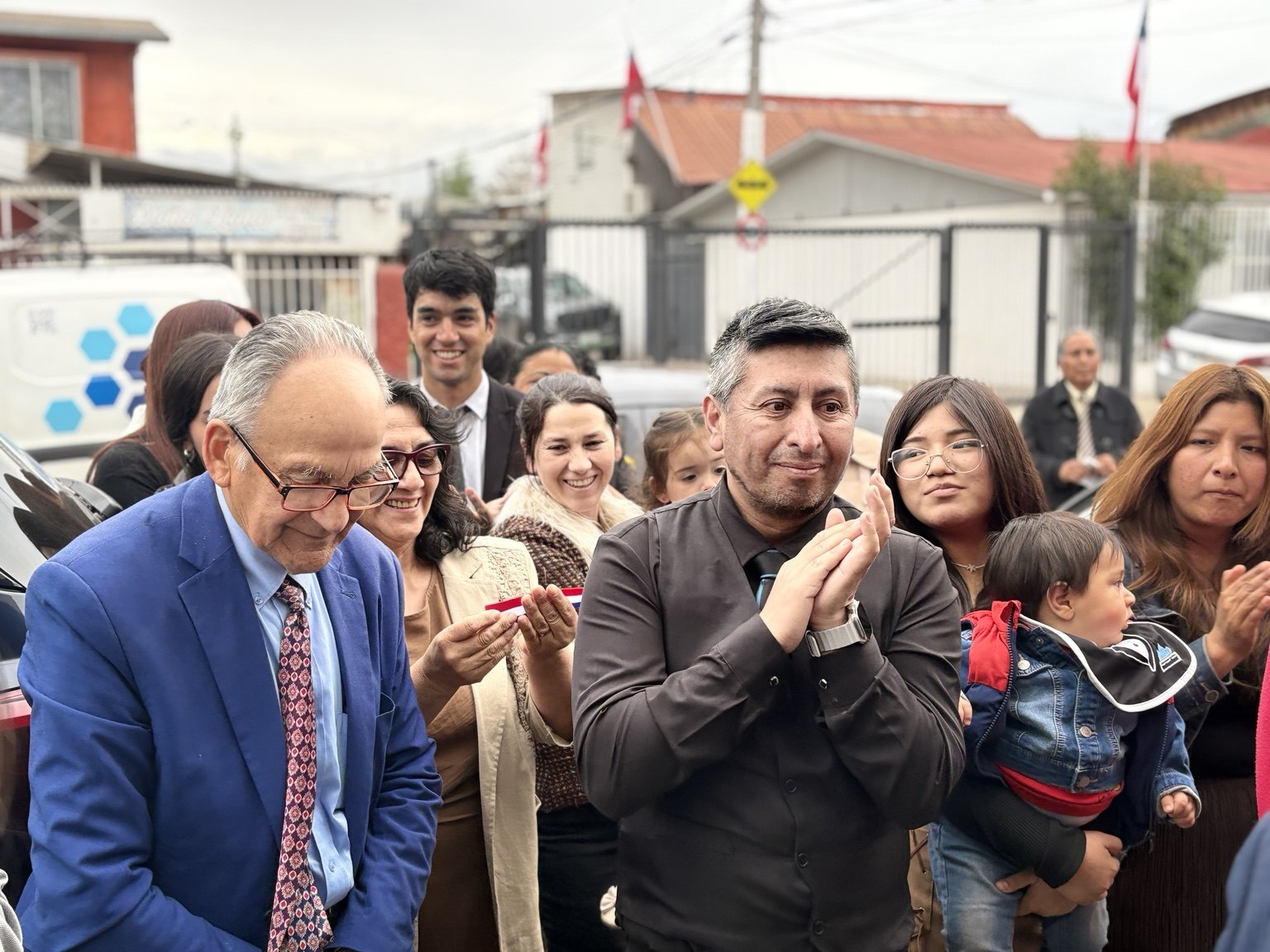 Hermanos reunidos en una actividad de la iglesia