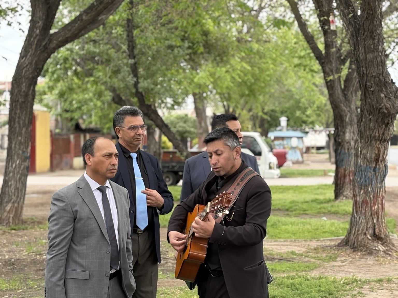 Hermano tocando guitarra durante una actividad